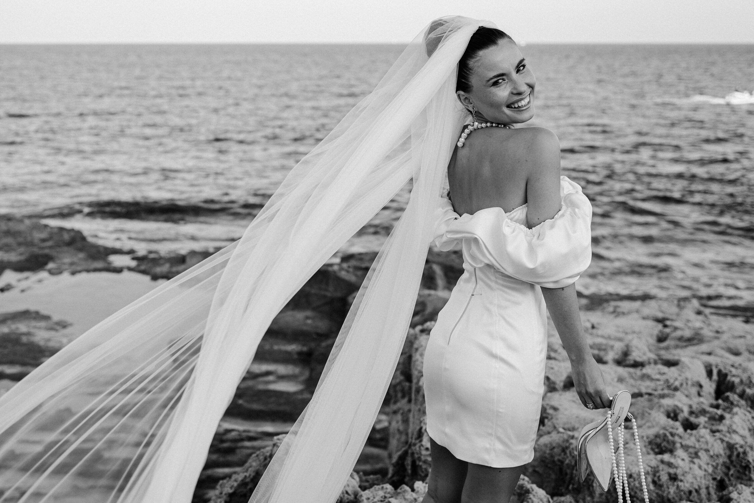 Novia con un vestido corto.
