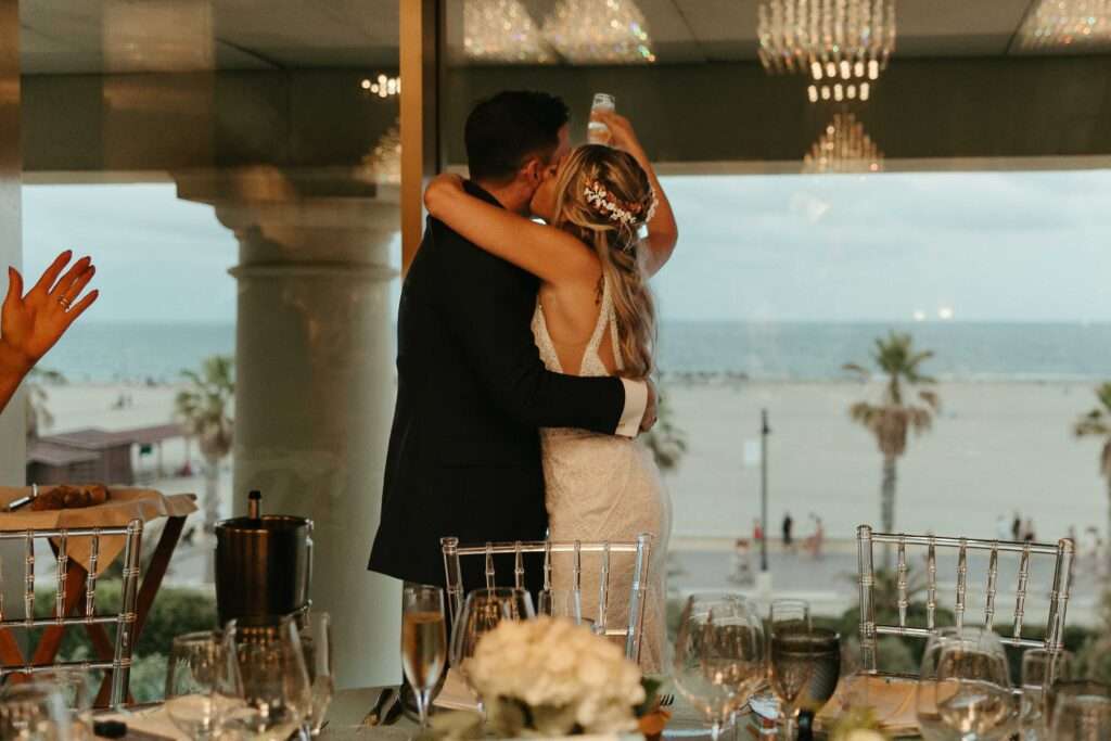 Beso en el banquete nupcial