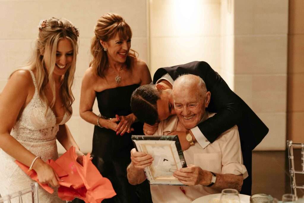 Momento emotivo en una boda en el Hotel Balneario Las Arenas