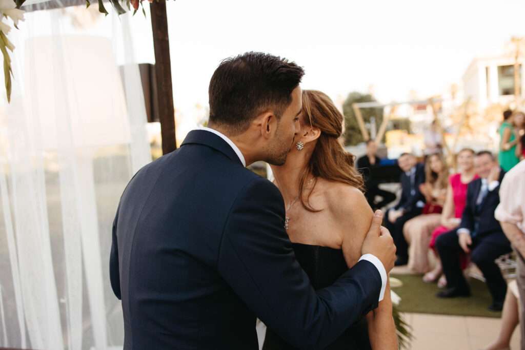 Foto emotiva de novio con su madre