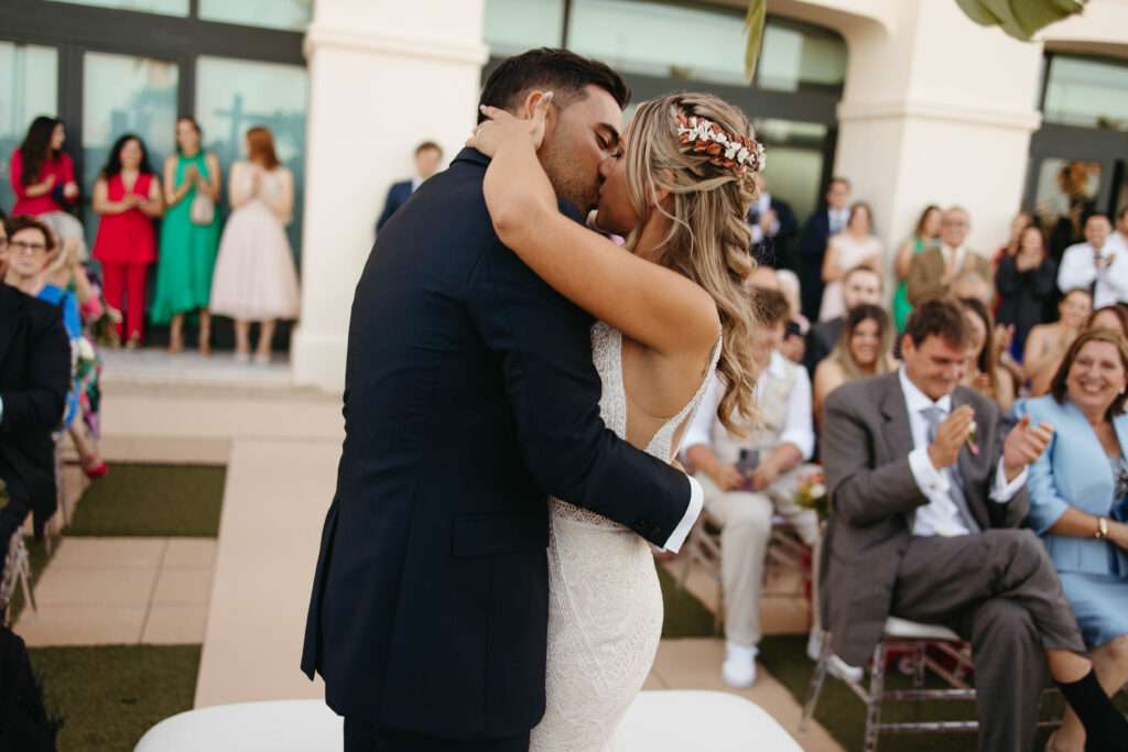 Beso boda Hotel Balneario Las Arenas