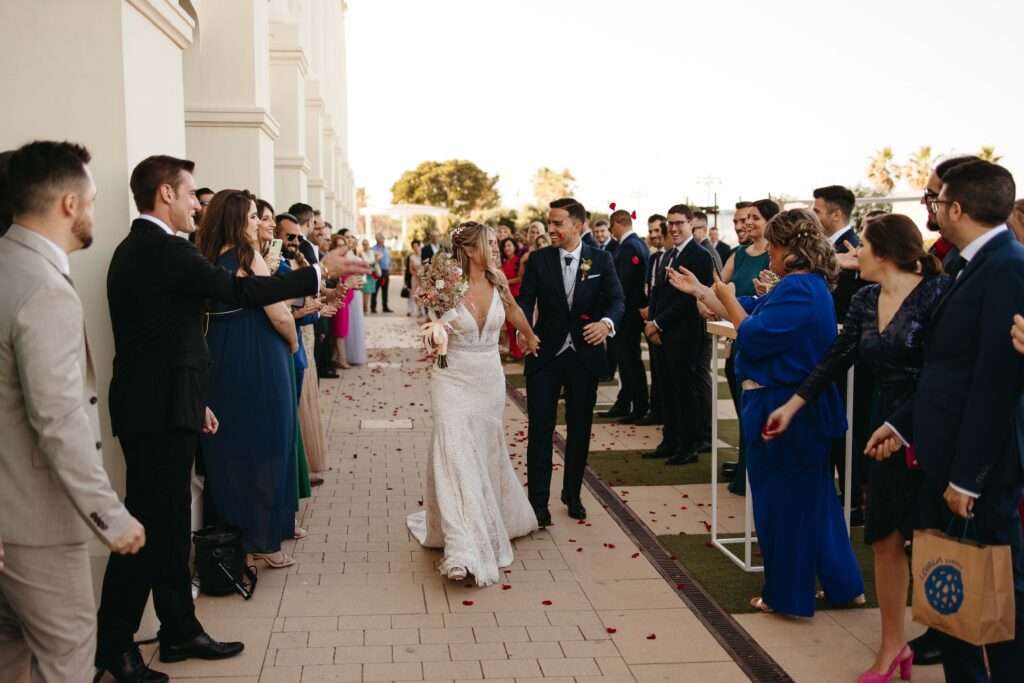 Salida de arroz en boda