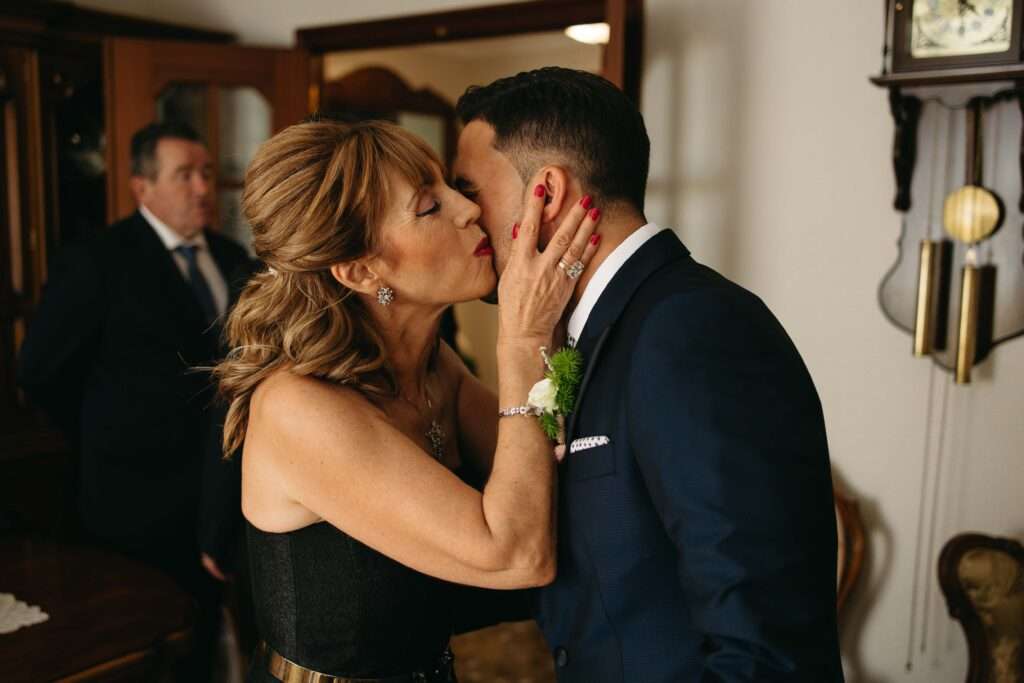 Beso de madre a hijo