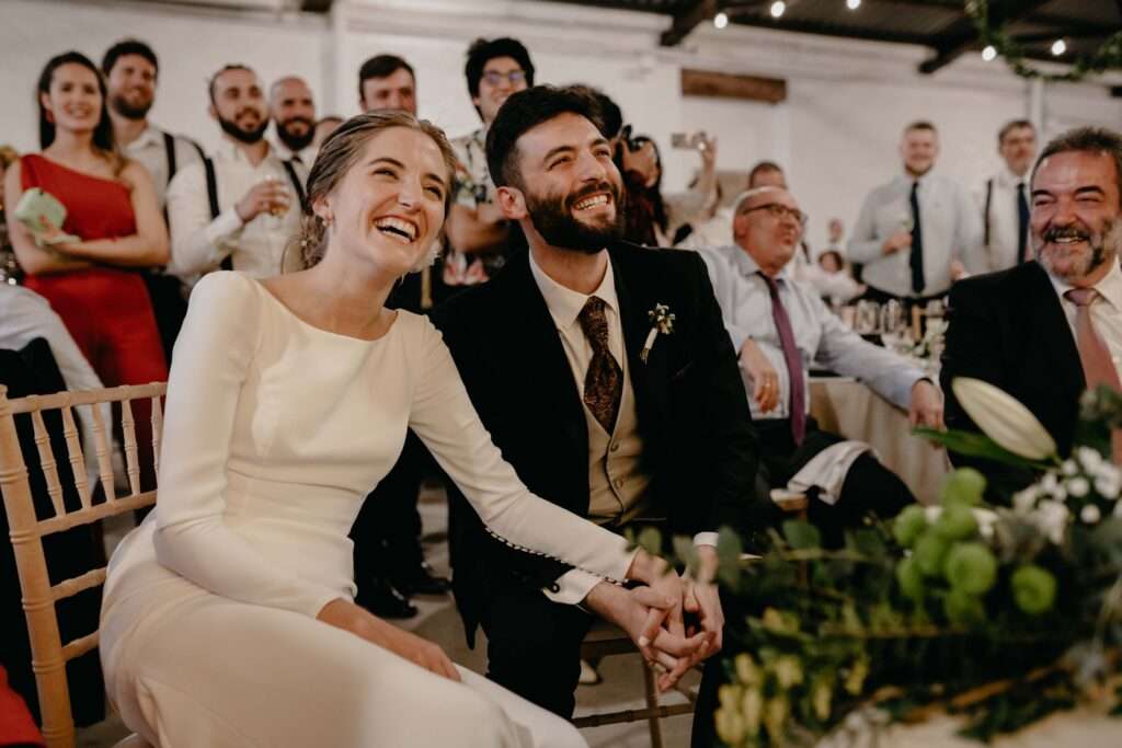 Foto espontánea de novios