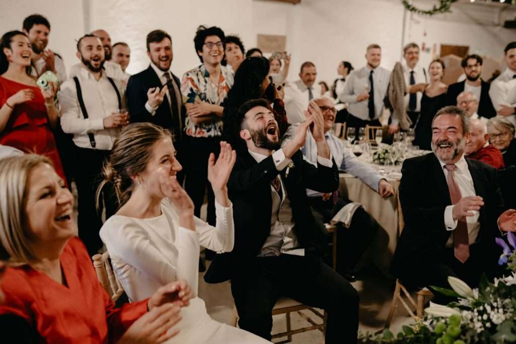 Foto divertida de novios