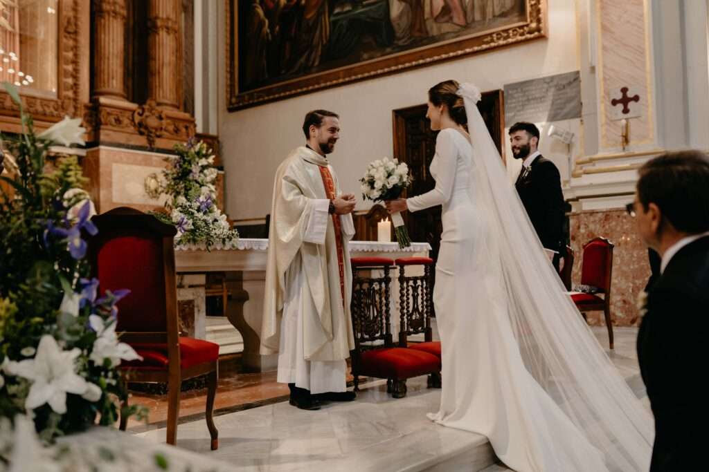 El cura en la boda
