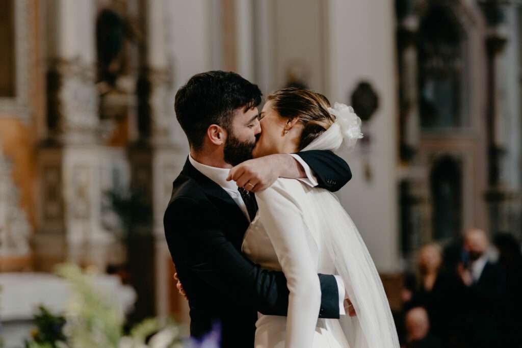 Beso iglesia boda