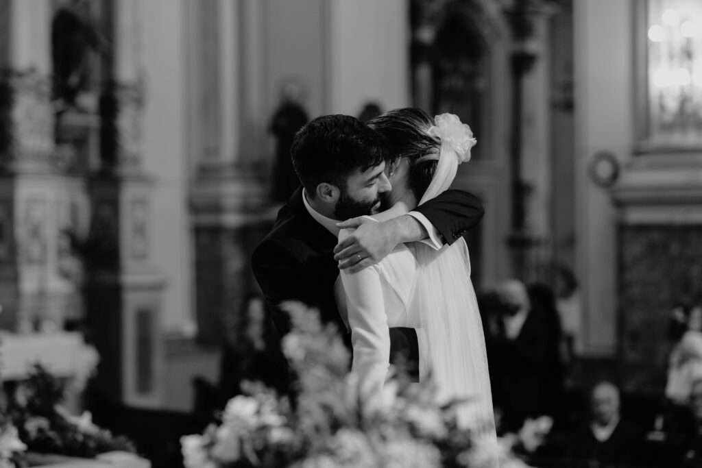 Abrazo iglesia boda