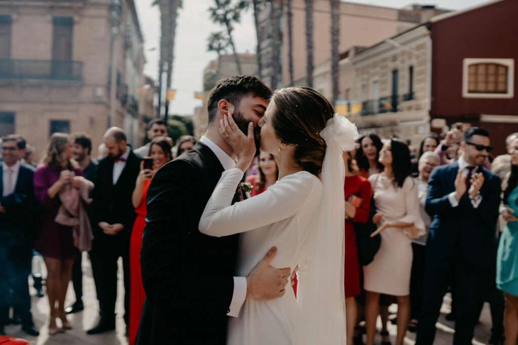 Beso salida boda