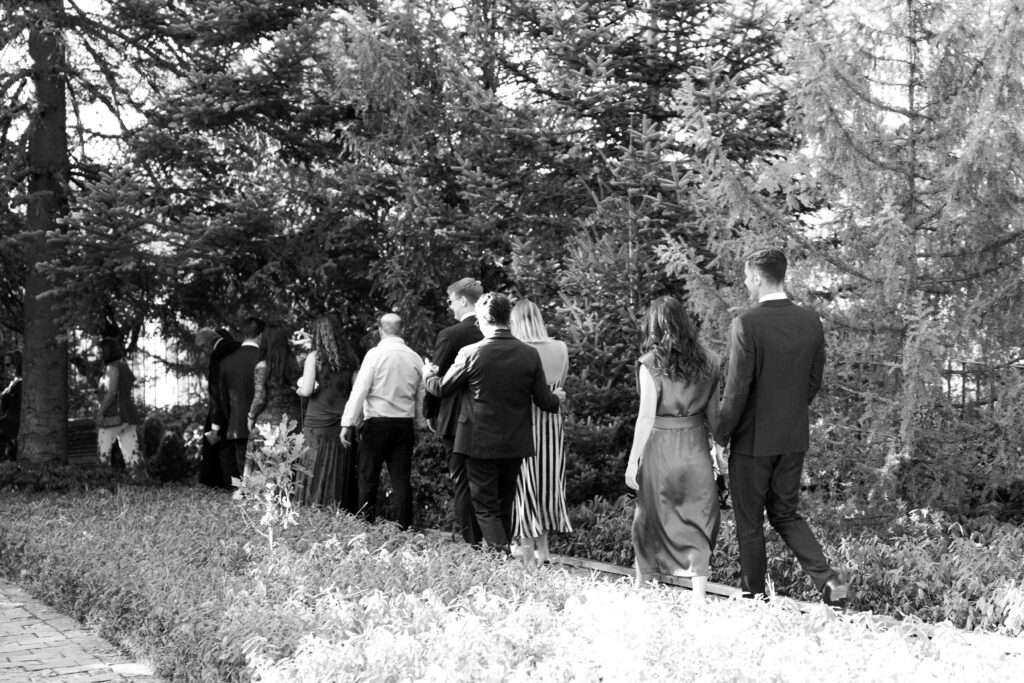 Invitados llegando a la boda